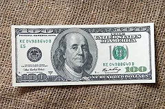 Купивший в интернете пачку поддельных долларов екатеринбуржец пошел под суд