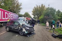 В Екатеринбурге две легковушки загорелись из-за аварии