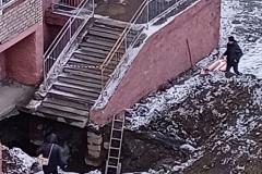«Как заложники в квартирах»: свердловские коммунальщики перекопали выход из подъезда многоэтажки