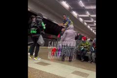 В екатеринбургском метро парень перепел «Шамана» и получил от бабушки тростью