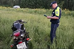 Погибли оба: под Екатеринбургом на опасной дороге столкнулись байкер и велосипедист
