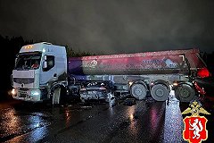 Водитель Mitsubishi погиб, врезавшись в разворачивающийся на ЕКАД «длинномер»