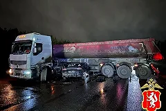 Водитель Mitsubishi погиб, врезавшись в разворачивающийся на ЕКАД «длинномер»