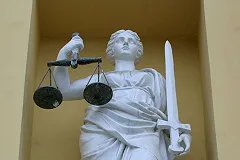 Экскаваторщик, заваливший девочку снегом, получил год ограничения свободы