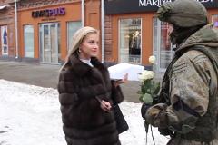 Военные разведчики дарили екатеринбурженкам цветы на улице Вайнера