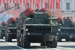 Песков допускает перенос парада Победы