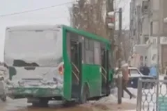 Два пассажира пострадали: на Новой Сортировке автобус врезался в дерево из-за коммунальной аварии