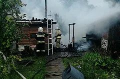 «Буду смотреть и снимать, как этот дом горит»: в Серове мужчина попытался сжечь дом в прямом эфире