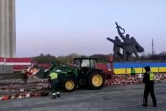 Жители Риги вновь несут цветы к памятнику Освободителям