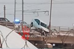 В уральском городе автомобиль повис на краю моста