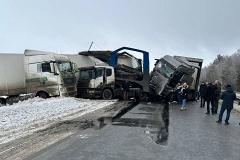 На трассе Екатеринбург — Тюмень перекрыли движение из-за столкновения грузовиков