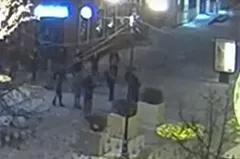 Уралец с дубинкой напал на прохожих. Один из пострадавших начал отстреливаться — видео