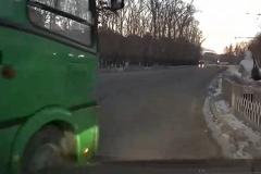 В Екатеринбурге установили водителя маршрутки, дважды подрезавшего легковушку