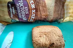 Екатеринбурженка купила хлеб, внутри которого оказался мертвый таракан