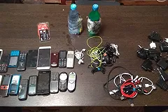 До заключенных колонии в поселке Гари не долетели 19 мобильников и литр спирта