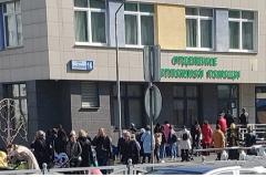 В детскую поликлинику Екатеринбурга выстроилась огромная очередь