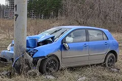 На Кольцовском тракте женщина на Toyota врезалась в рекламный щит