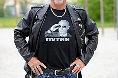 Консула Украины в Турции уволили за футболку с Путиным