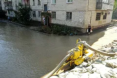 Операцию по спасению лошади провели в затопленном паводком селе на Урале