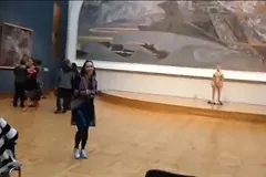 Полуобнаженный мужчина в стрингах прогулялся по Третьяковке