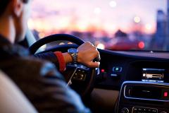 В России могут появиться штрафы для водителей, злоупотребляющих аварийным сигналом