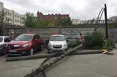 На Вайнера ветер уронил столб и вырвал линию электропередач. Пострадавшую увезла реанимация (ФОТО)