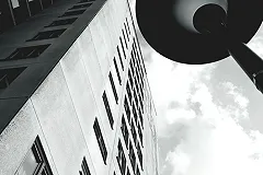 Подросток выбросил из окна новорожденную сестру