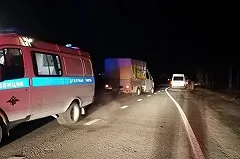 На свердловской трассе пешехода сбила машина и переехал грузовик