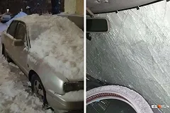 На Эльмаше обрушившийся с крыши снег разбил две машины