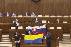 СМИ: в городах Чехии начали снимать украинские флаги