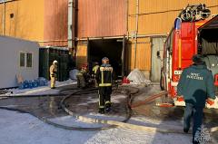 В Екатеринбурге горит огромный склад