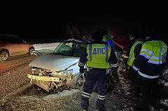 На свердловской трассе Mitsubishi Lancer устроил лобовое столкновение с отечественной легковушкой