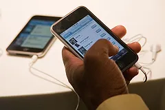 Продажи iPhone снизились впервые в истории