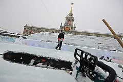 Строительство ледового городка на Площади 1905 года идет полным ходом