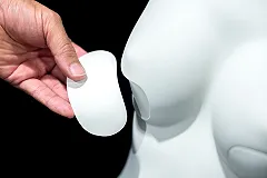 Назван размер груди, делающий женщин счастливыми