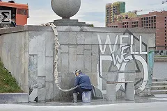 На набережной у театра Драмы стирают изображение Честера Беннингтона