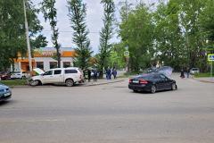 В Екатеринбурге на перекрестке машину отбросило на пешеходов