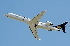 Пассажирский самолет упал в реку после столкновения с вертолетом ВВС США