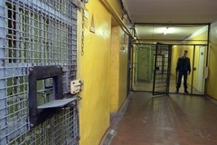 Убившего девушку монтажной пеной педофила нашли повешенным