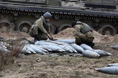 Жители Донбасса засыпали вырытый бойцами ВСУ блиндаж