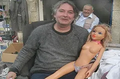 В Екатеринбург едет поэт, финансирующий армию Украины