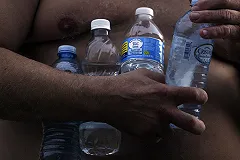 На встрече с жителями Пуэрто-Рико Трамп бросал в толпу бумажные полотенца