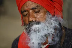 Наркоман из Кургана так сильно накурил в машине, что испугал людей