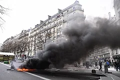 «Желтые жилеты» разгромили дорогие бутики и ресторан. 94 человека задержаны