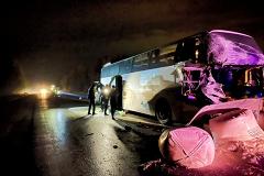 Пострадали пять человек: на Серовском тракте автобус врезался в грузовик