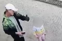 Екатеринбуржец с маленькой дочкой украл чужой бумажник
