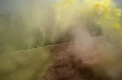 В Красноуральске пожар на химическом заводе: небо заволокло жёлтым дымом