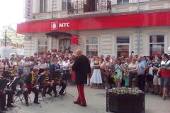 Оркестр Павлова развлекает иностранцев на улице Вайнера