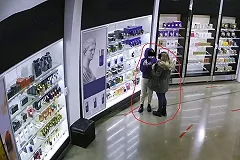 В Кольцово две девушки украли духи, пока ждали свой рейс