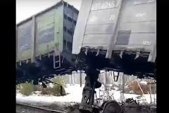В Свердловской области грузовой поезд сошёл с рельсов